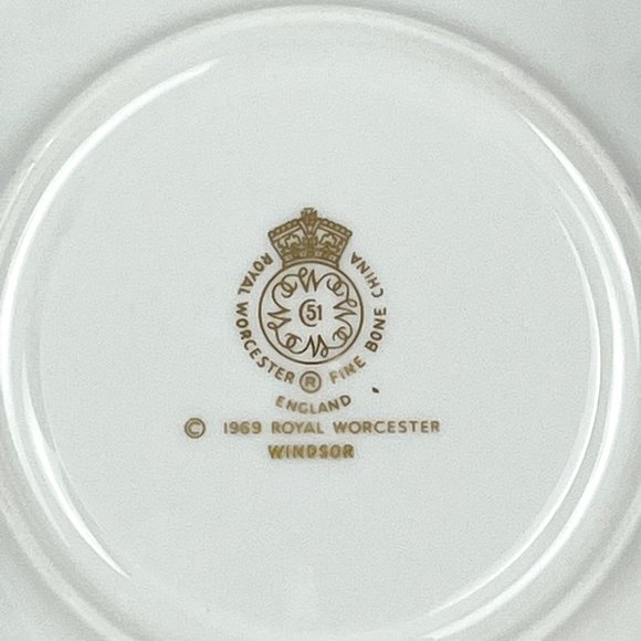 1969 Royal Worcester Windsor Fine Bone China Cup & Saucer White & Gold - Picture 8 of 11